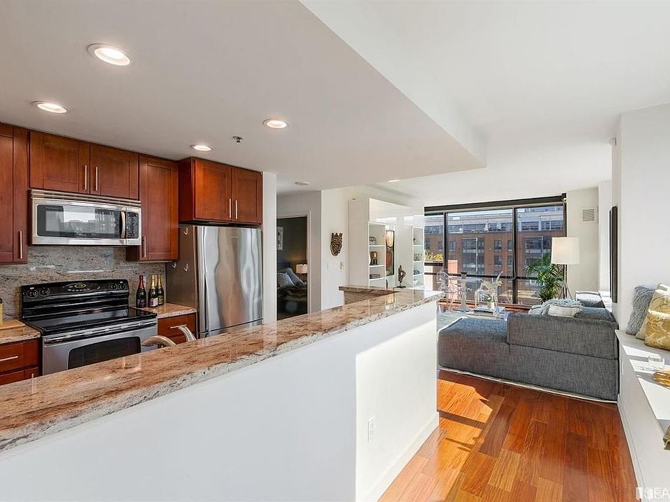 1st image of 250 King St Unit 482