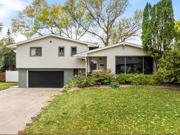 417 24th St NW, Minot, ND 58703