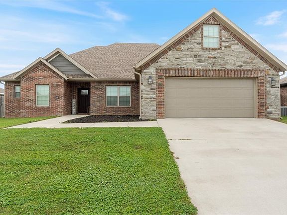 2nd image of 201 Pin Oak St