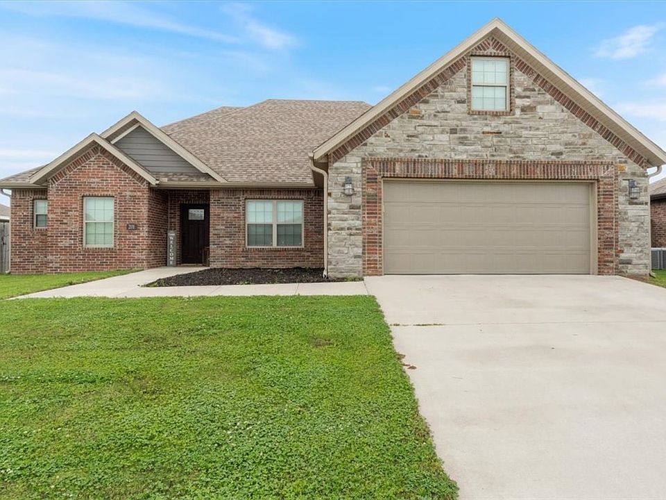 1st image of 201 Pin Oak St