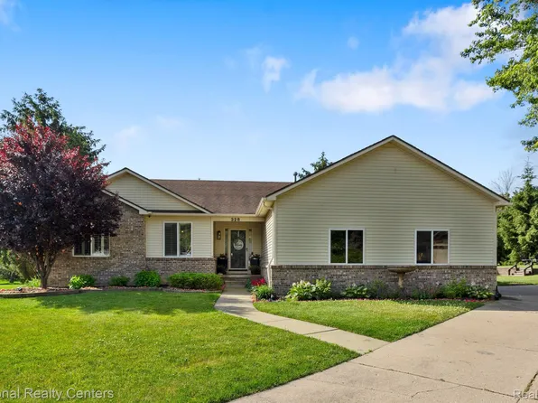 328 Pine Valley Ct, Linden, MI 48451