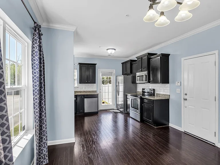 2031 Hemlock Dr #1 — Photo 7