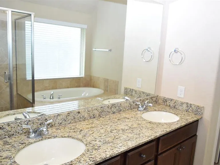 2911 Naples Park Ln — Photo 13