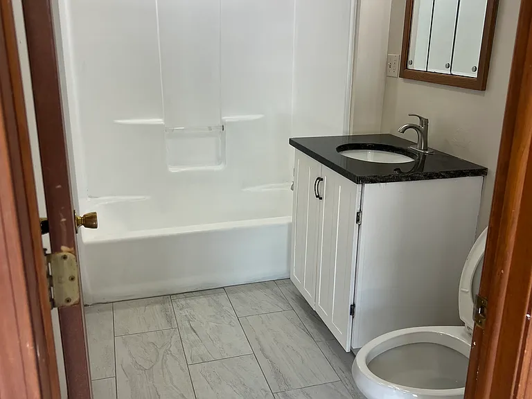 21 Clarke St #B — Photo 10