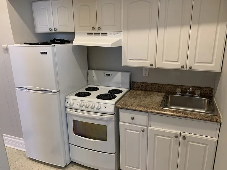 234 Charlotte St — Photo 10