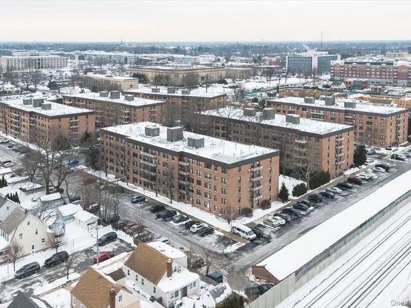 6 Birchwood Court #5B, Mineola, NY 11501