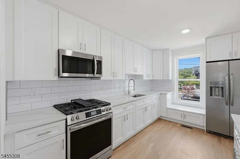2 bed, 1.5 bath, 1289 sqft, $3,495 — Photo 2