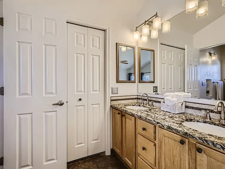 3974 Hawthorne Cir — Photo 13