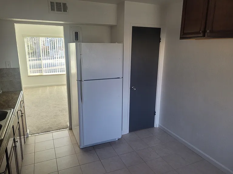 1025 Brentwood St — Photo 5