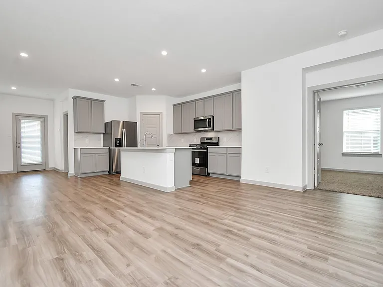 1114 Hughes Crossing Dr — Photo 26
