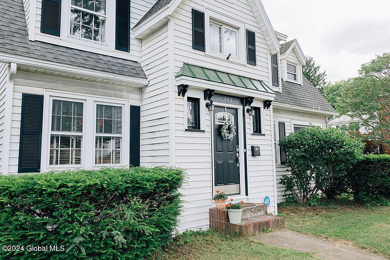 5th image of 989 Washington Avenue