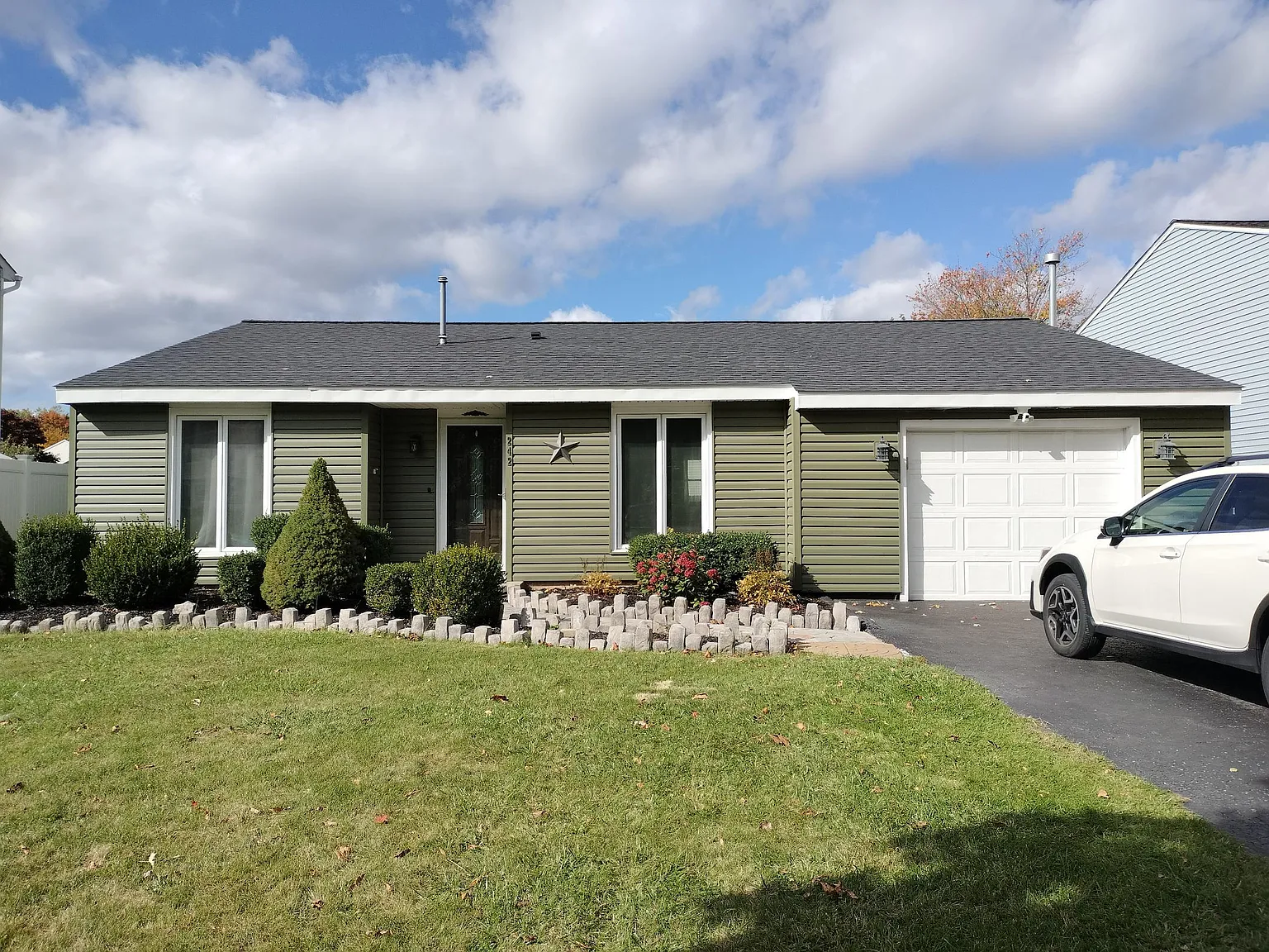 3 bed, 1295 sqft, $2,100 — Photo 1