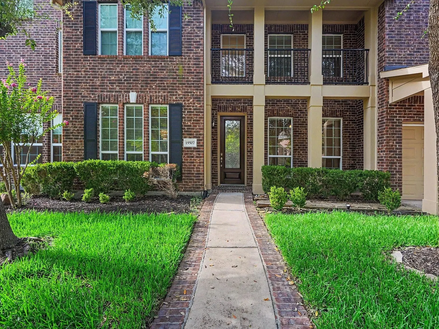 7 bed, 5.5 bath, 5933 sqft, $6,250 — Photo 3