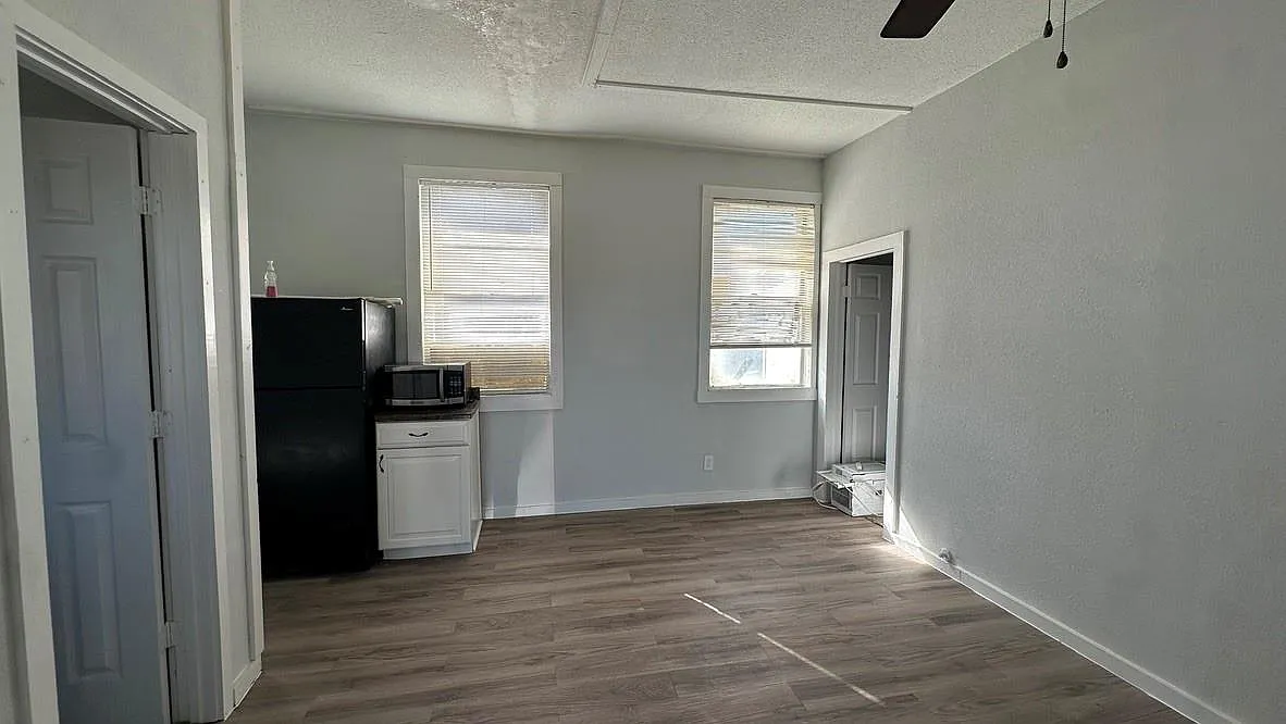 2 bed, 1.0 bath, $800 — Photo 3