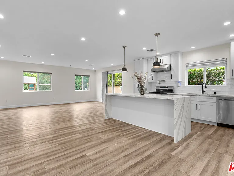 18343 Calvert St — Photo 10
