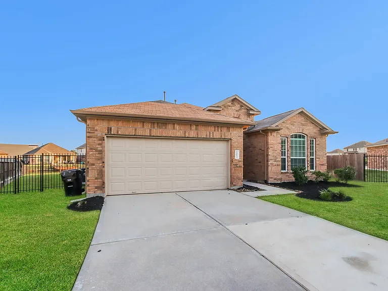 Clover Shore Dr — Photo 2