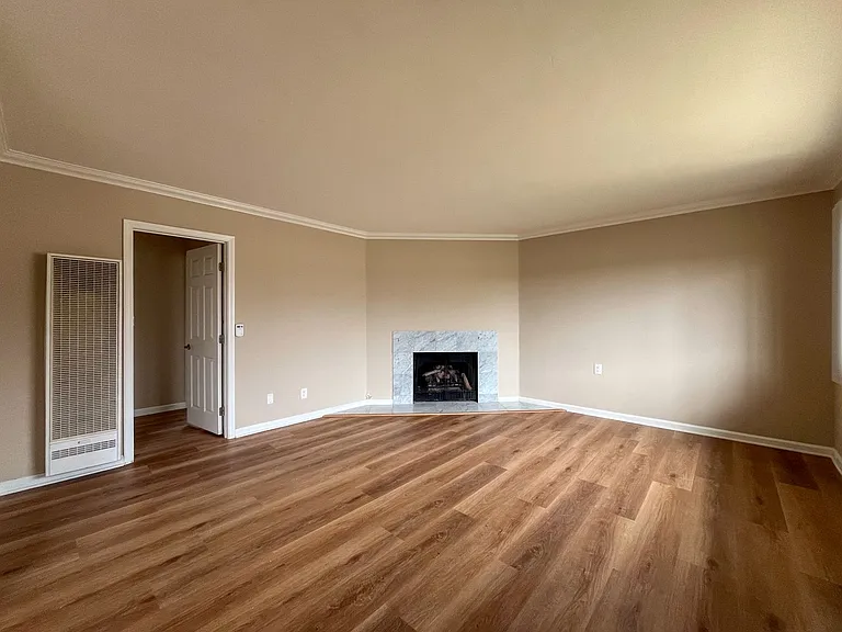 221 Sheldon St — Photo 12