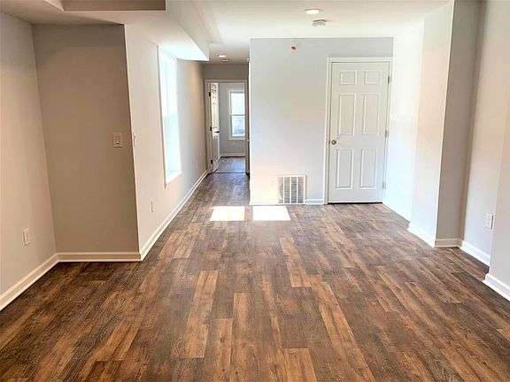 5th image of 402 Broadway #480711