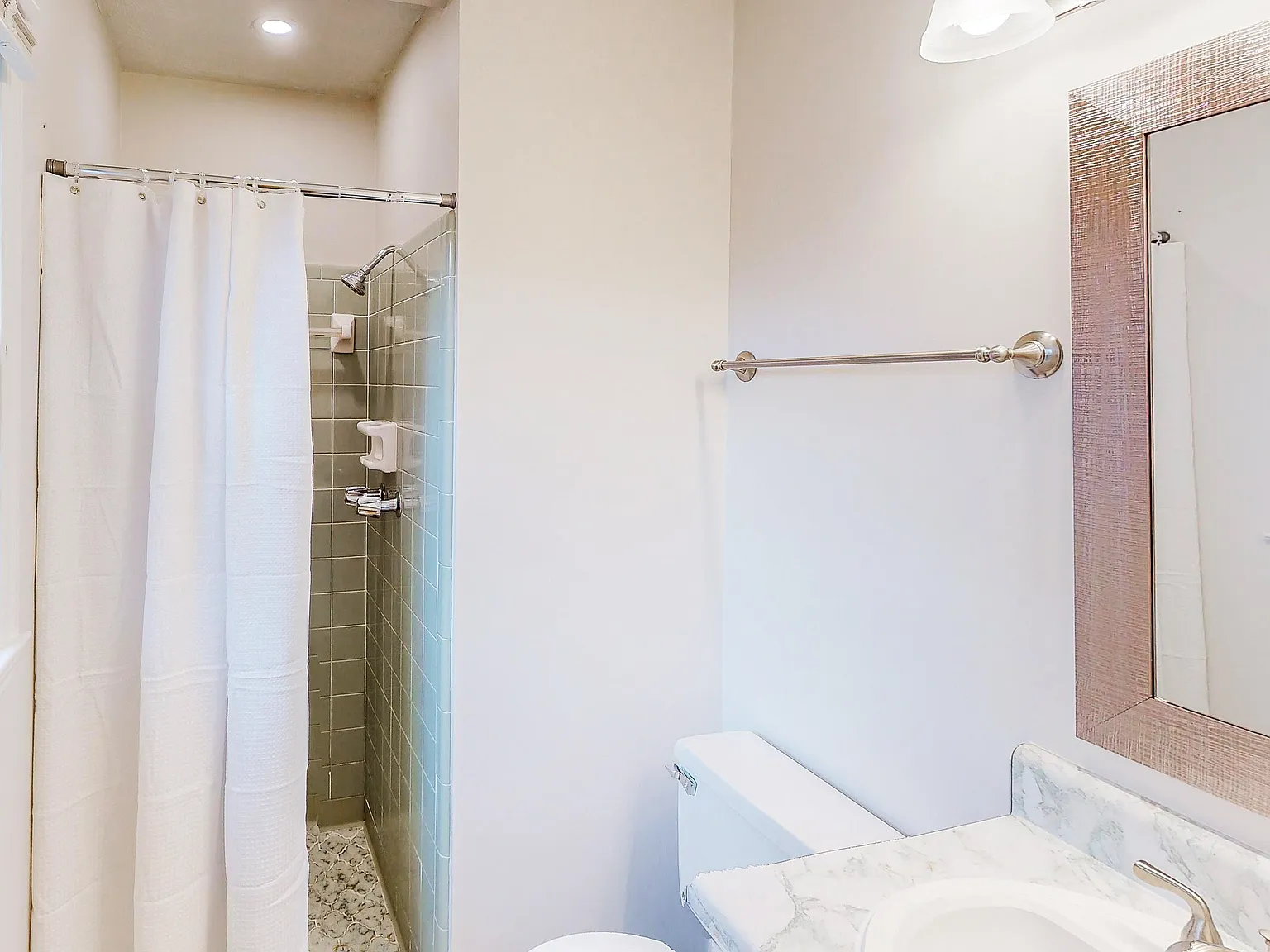 4 bed, 3.0 bath, $784 — Photo 2