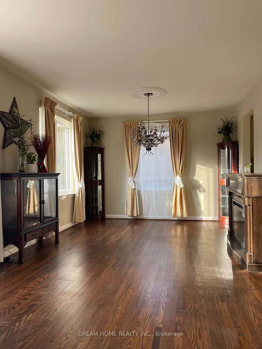 Photo 2 of 12 - 31 Sancrest Dr #MAIN - Toronto, ON Building Photo - 31 Sancrest Dr #MAIN