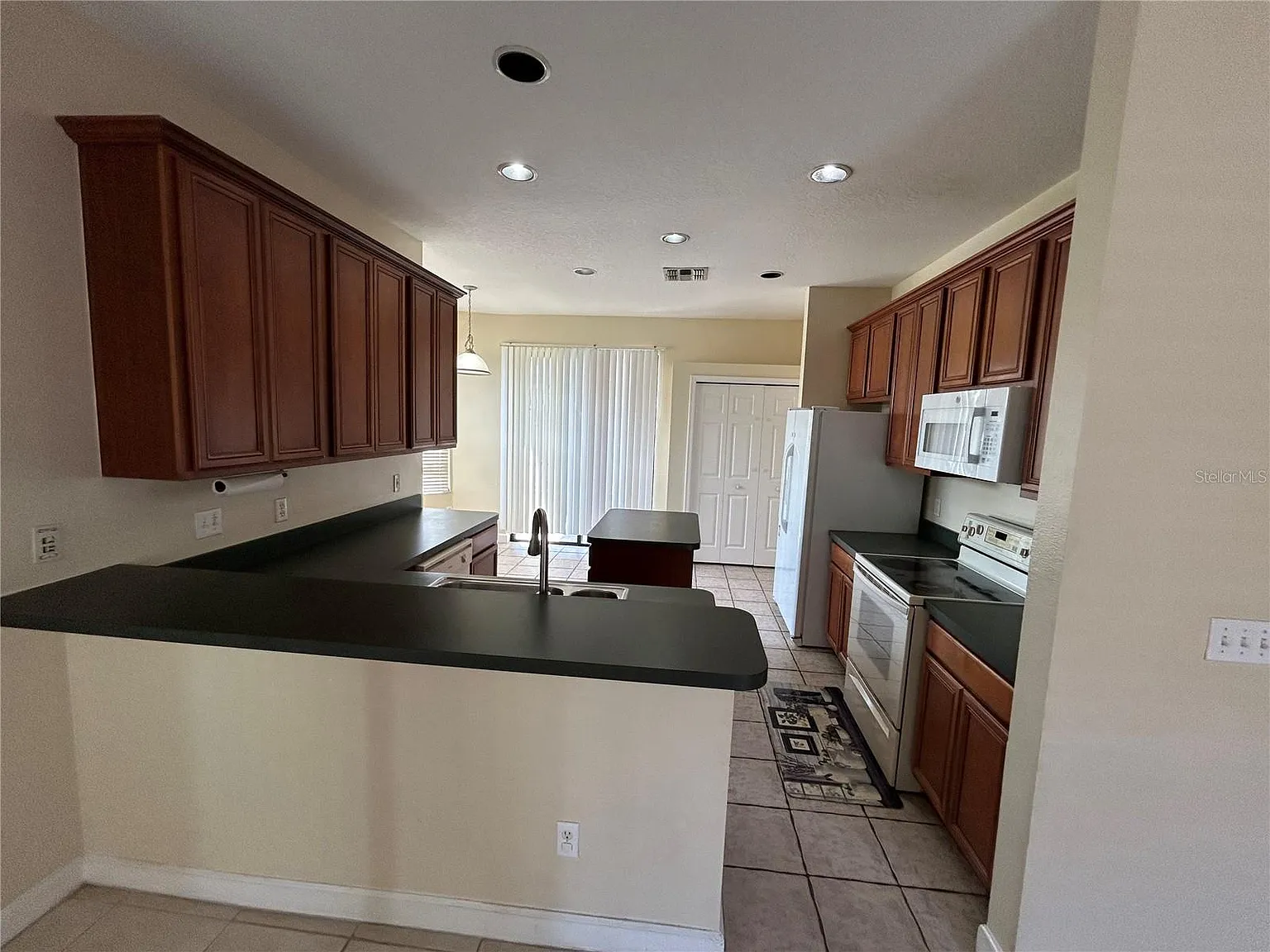 4 bed, 2183 sqft, $2,600 — Photo 4