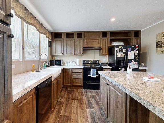 5th image of 105 Willett St