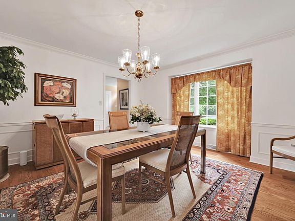 5th image of 1318 Beaconfield Ln