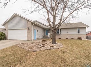 616 Perry Ln, Harrisburg, SD 57032