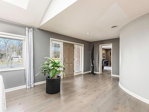 M 2727 Canterbury foyer