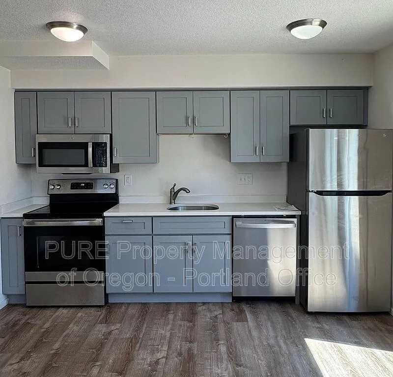 3 bed, 2.0 bath, 900 sqft, $1,995 — Photo 1