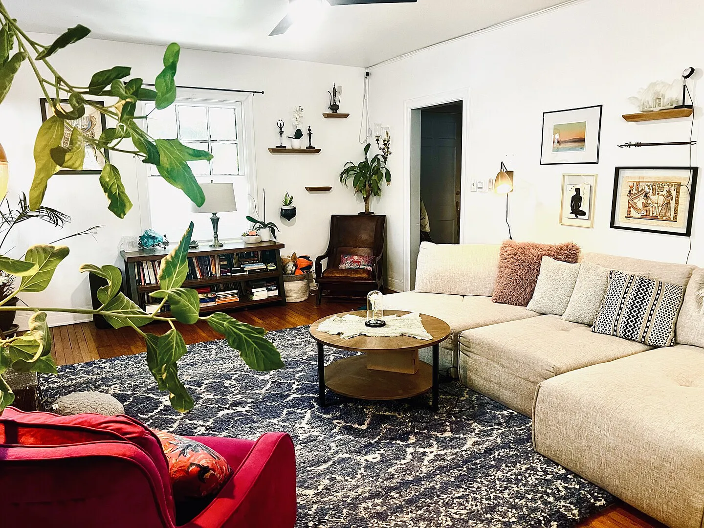 Furnished Charming Home in Tree Paradise Travis Heights — Photo 1