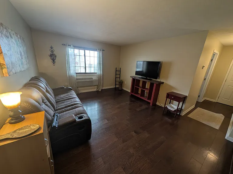 430 Adams St #5 — Photo 4