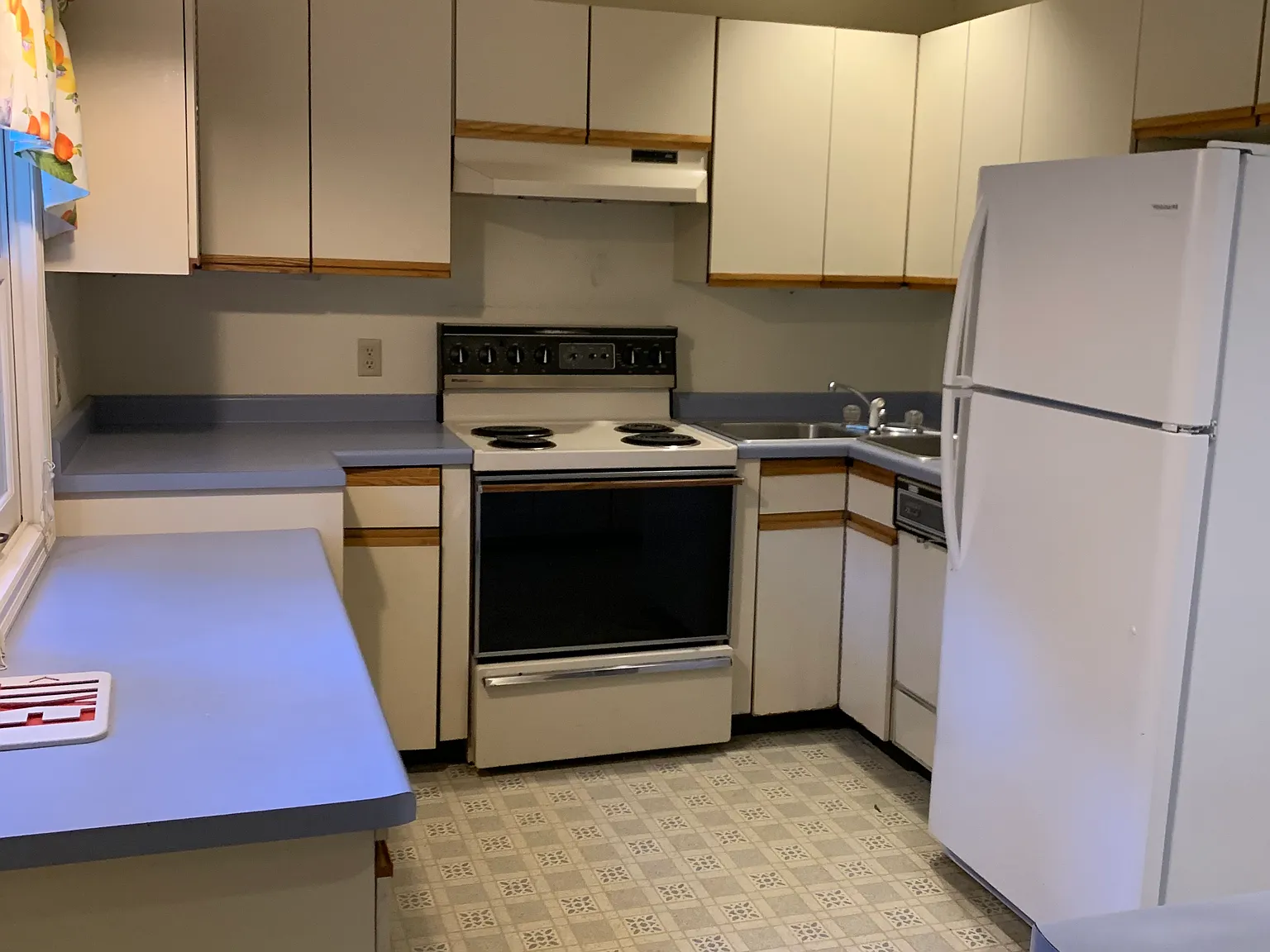 4 bed, $2,400 — Photo 3