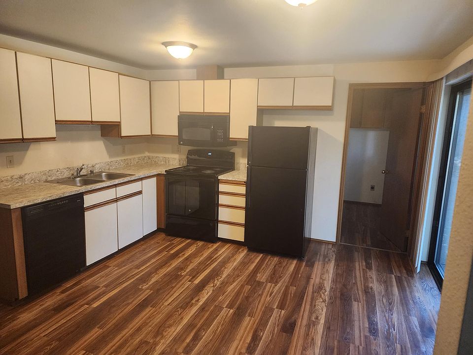 Large family kitchen with eating area. Office space or TV media room off the kitchen. This unit has a laundry room with washer and dryer hook ups. New appliances, refer, dishwasher, stove/oven