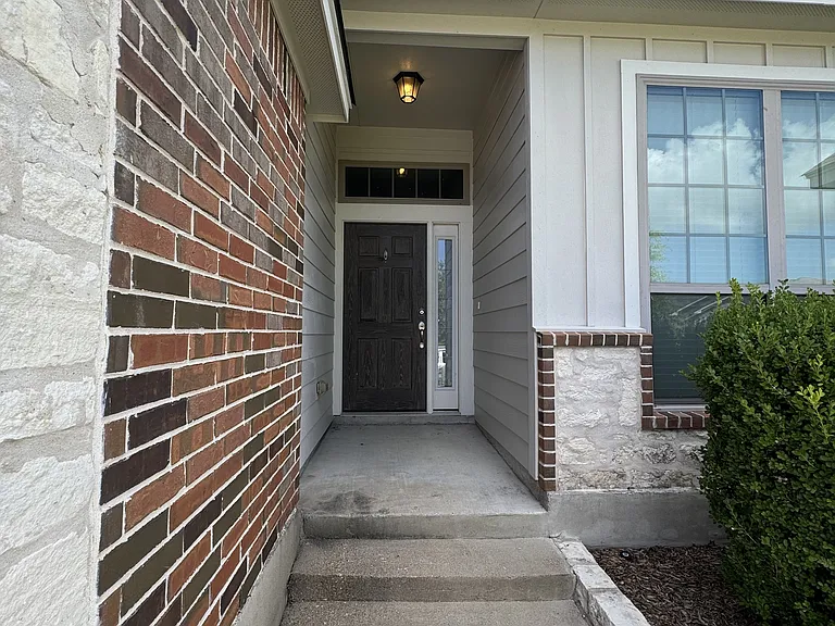 5611 Markham Dr — Photo 2