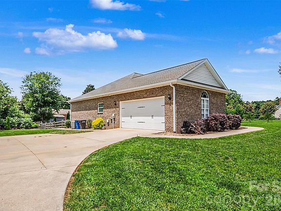 2nd image of 317 Thistle Ln