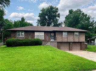 3026 S Kendall Dr, Independence, MO 64055