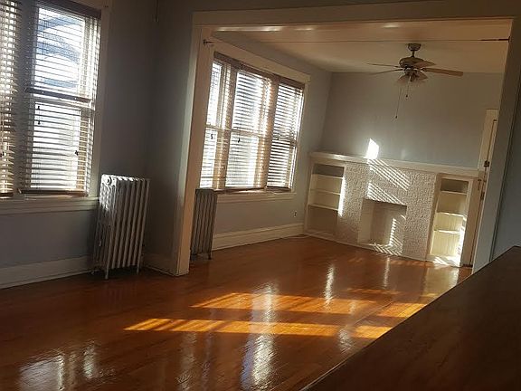 3rd image of 4907 N Rockwell St