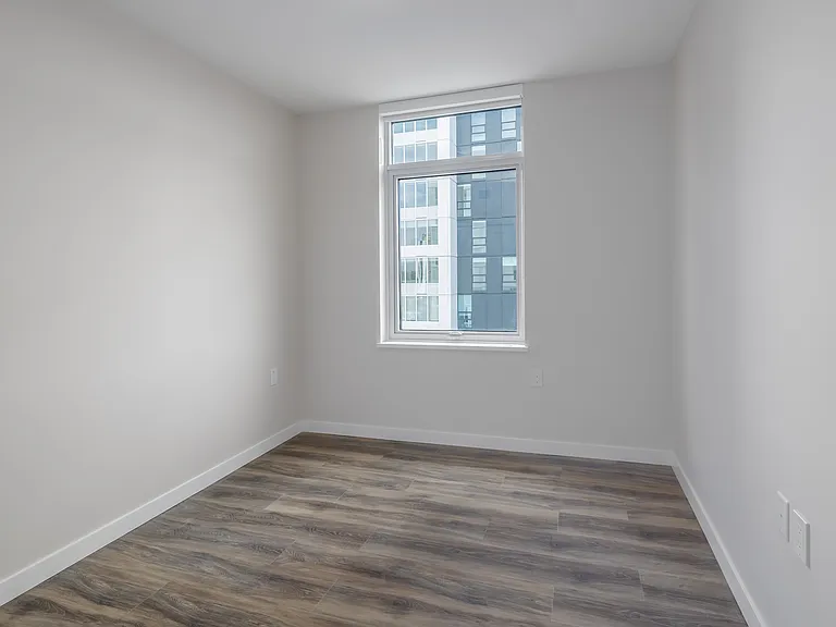 492 W 41st Ave — Photo 15