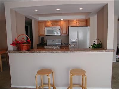 Open kitchen with bar