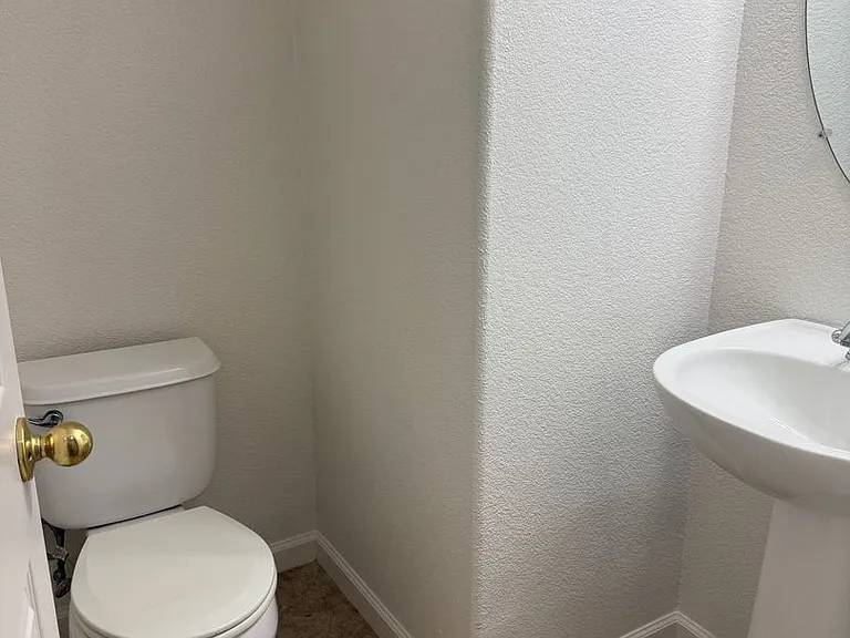 1402 Ferry Cir — Photo 8