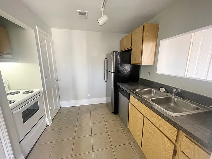 211 W 9th St #4 — Photo 7