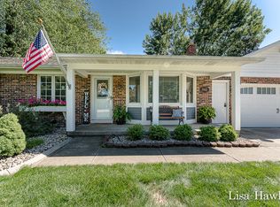 7062 Magnolia Dr, Jenison, MI 49428