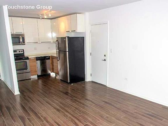 3rd image of 925 W Carmen Ave APT 3B