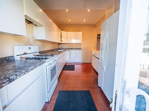 5th image of 269 Silzer St