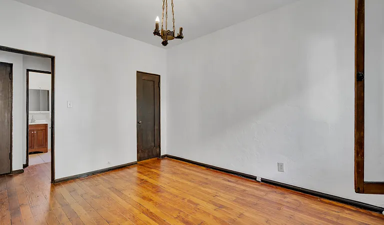 2270 N Beachwood Dr #2 — Photo 14