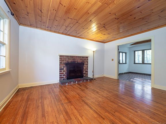 3rd image of 27 Woodland Way