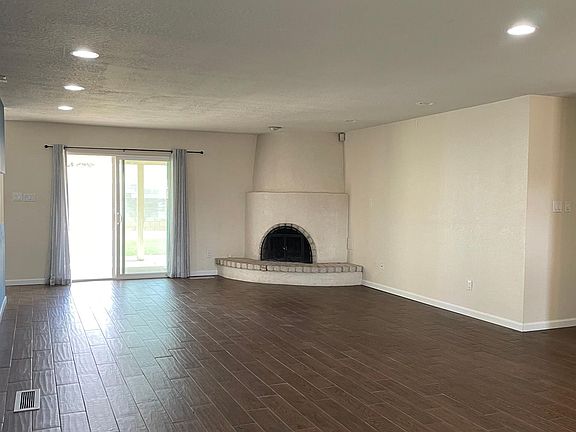 4th image of 9416 Camino Del Sol NE