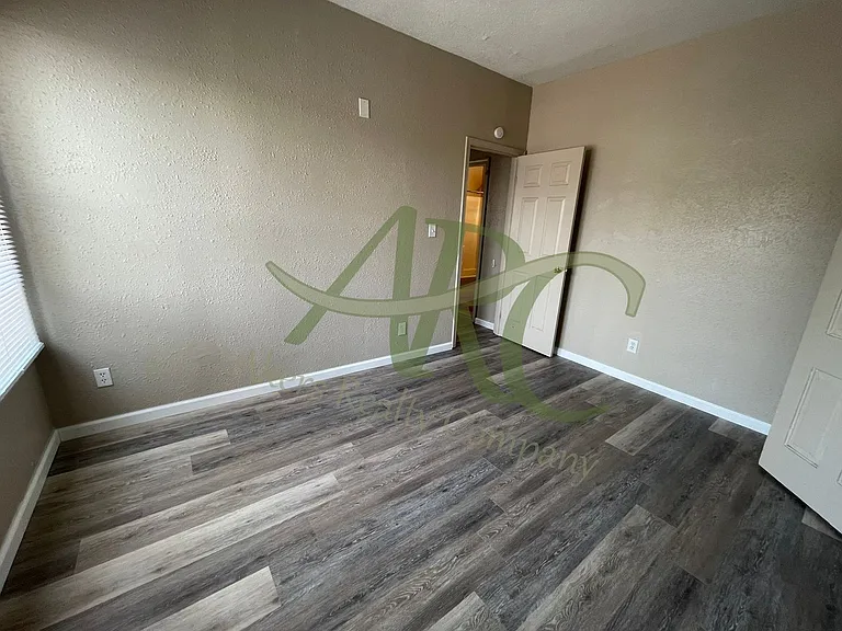 511 W 12th St — Photo 7