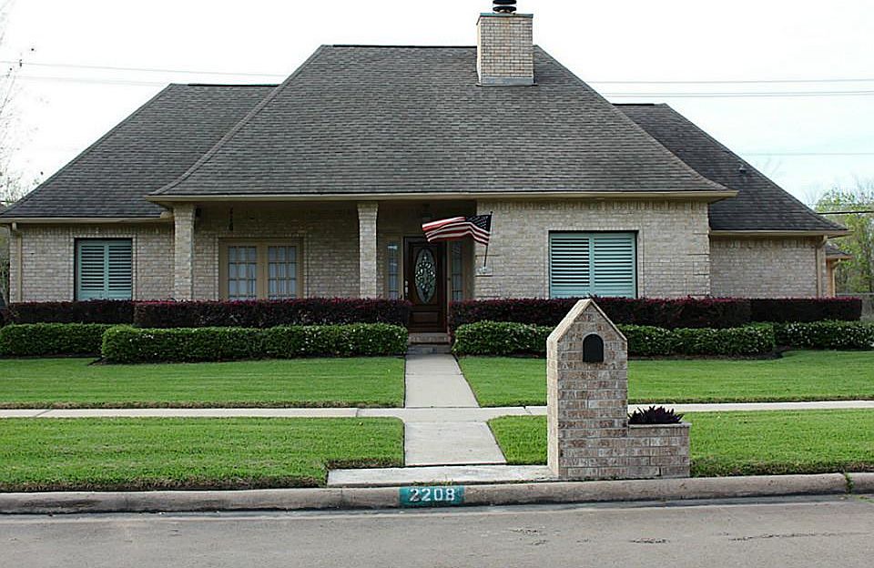 1st image of 2208 Country Club Dr